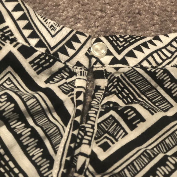 Divided geometric cute black and white blouse - Picture 3 of 6